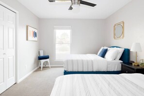 4 habitaciones, escritorio y tabla de planchar con plancha