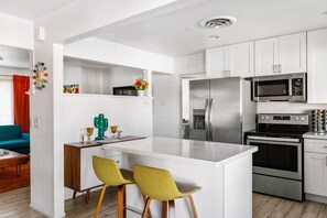 Refrigerador, microondas, horno y parrilla de estufa