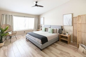 3 habitaciones, escritorio y tabla de planchar con plancha