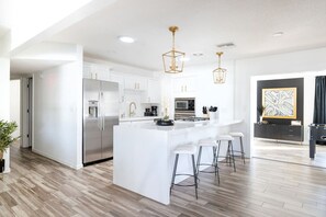 Een koelkast, een microgolfoven, een oven, een kookplaat