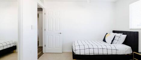 4 habitaciones, escritorio y tabla de planchar con plancha