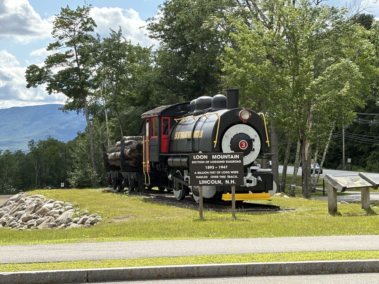 Un train historique utilisé pour le transport du bois, avec une plaque indiquant qu’il a été exploité de 1893 à 1947 à Lincoln, dans le New Hampshire.