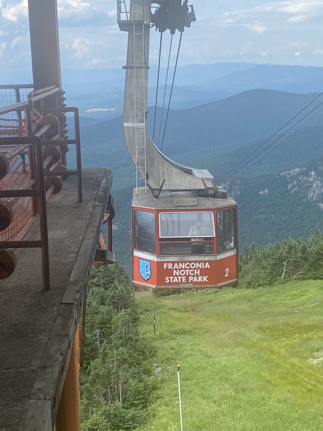 Teleférico no Parque Estadual Franconia Notch, com vista para as montanhas.