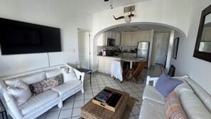 Smart-tv, böcker, en stereo och datorskärmar