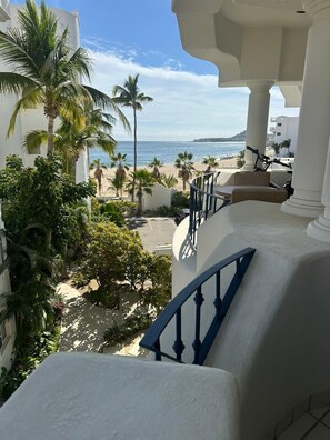 Property grounds - Surf and Chill: Beachfront 2-bed condo with pools, gym, steps to surf breaks (San José del Cabo)