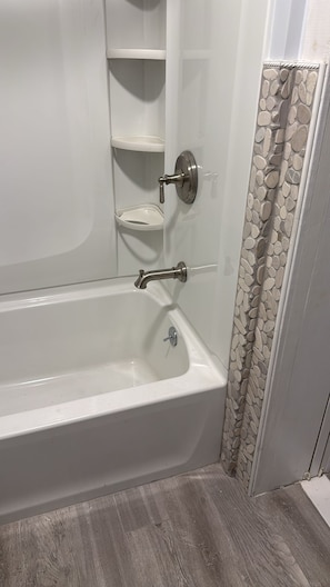 Haartrockner, Handtücher, Seife, Toilettenpapier