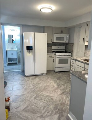 Kjøleskap, mikrobølgeovn, ovn og kokeplater