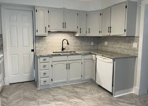 Fridge, microwave, oven, stovetop - Brand New Lower In Buffalo (Buffalo)