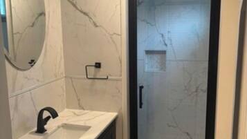 Douche, sèche-cheveux, serviettes fournies, savon