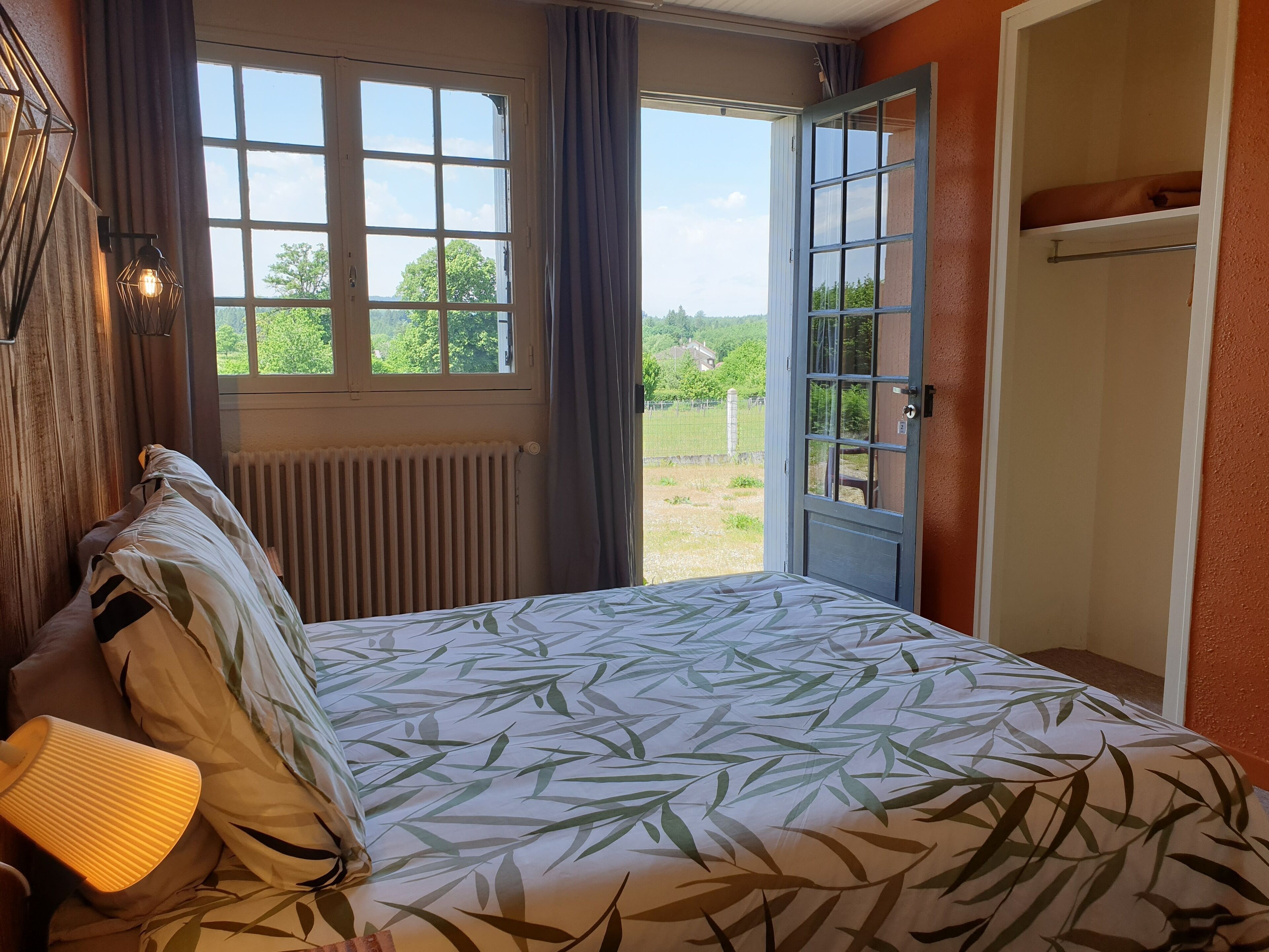 Een bureau, een laptopwerkplek, gratis wifi, beddengoed