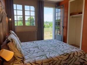 Escritorio, espacio para trabajar con laptop y wifi gratis 