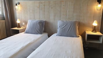 Habitación estándar con 2 camas individuales | Escritorio, espacio para trabajar con laptop y wifi gratis
