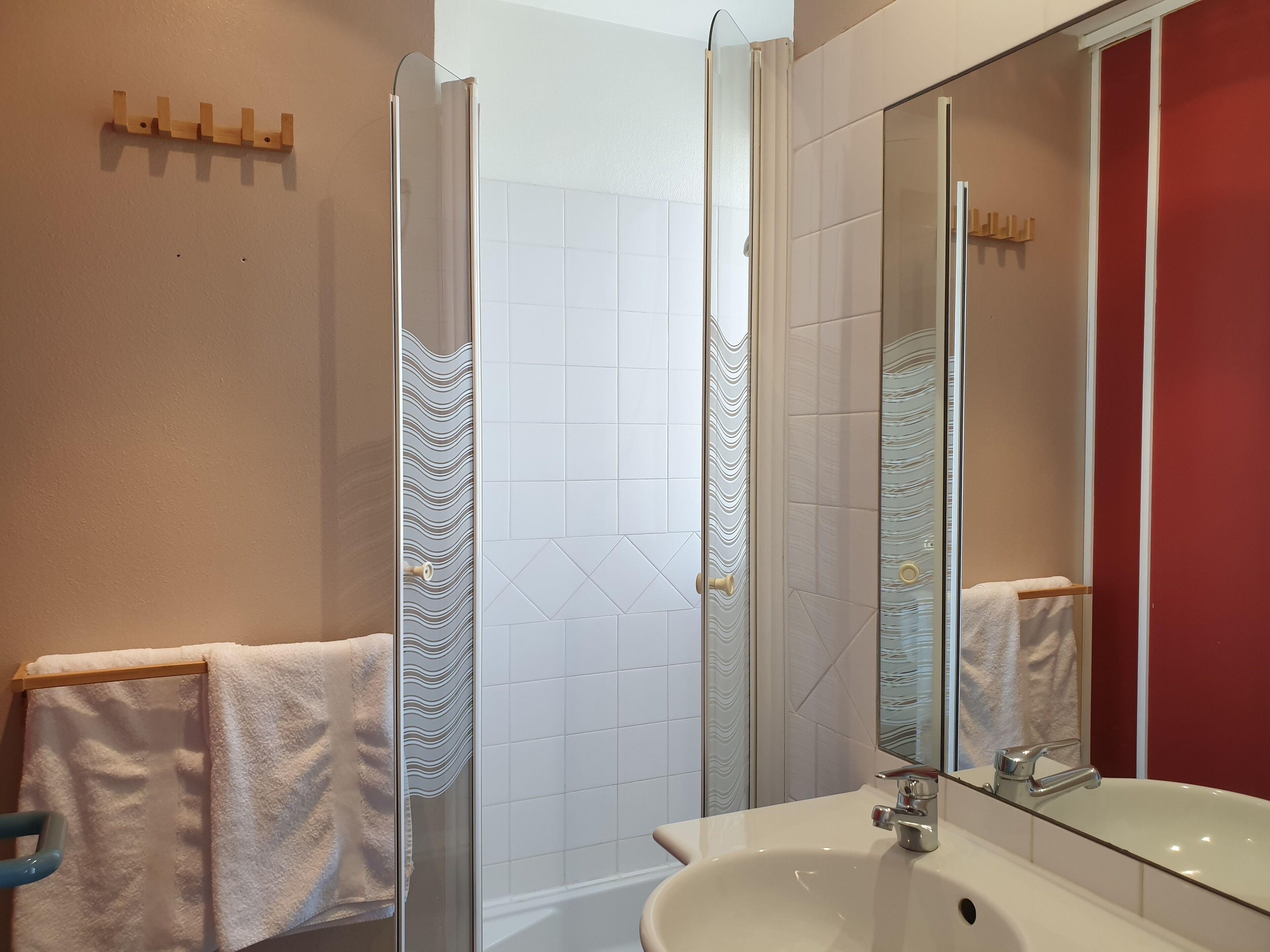 Een douche, een haardroger, handdoeken, zeep
