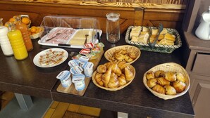 A breakfast buffet with various food items and beverages. - Auberge Bois de étang Motel les Tilleuls (Peyrat-le-Château)