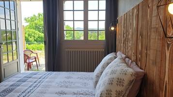 ห้องสแตนดาร์ดดับเบิล, วิวสวน | โต๊ะทำงาน, พื้นที่ทำงานแบบใช้แล็ปท็อป, Wi-Fi ฟรี, ผ้าปูที่นอน