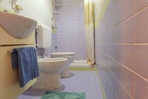 Chuveiro, secador de cabelo, bidê, toalhas de banho