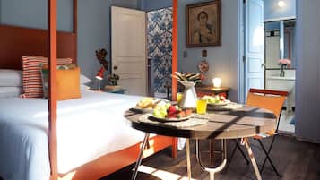 2 bedrooms, desk, iron/ironing board, travel crib