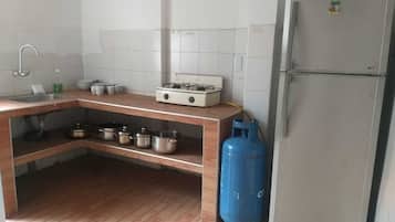 Dishwasher, cookware/dishes/utensils, dining tables