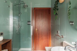 Douche, baignoire Ă jets, sĂšche-cheveux, bidet