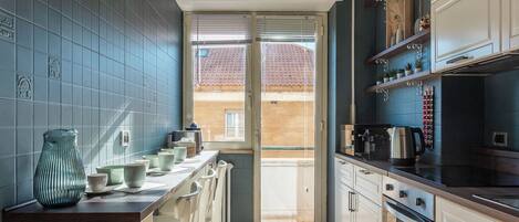 Een koelkast, een microgolfoven, een oven, een kookplaat