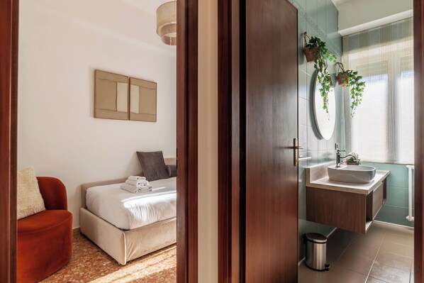 3 habitaciones, escritorio y tabla de planchar con plancha