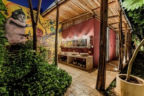 المنطقة المحيطة بالمنشأة