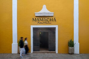 تفاصيل الفندق من الخارج