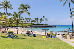 Chaises longues, serviettes de plage