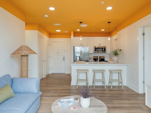 Full-sized fridge, microwave, oven, stovetop
