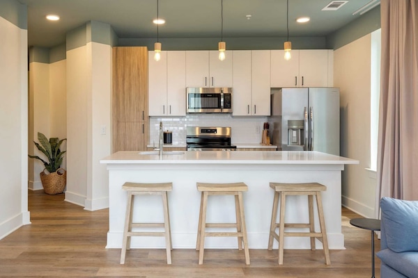 Suite, 4 slaapkamers, balkon | Woonkamer | Een 55-inch smart-tv met satellietzenders, Netflix en Hulu