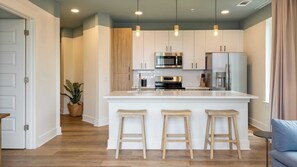 套房, 陽台 (4 Bedrooms) | 客廳 | 55-吋智慧型電視、衛星頻道、Netflix、Hulu