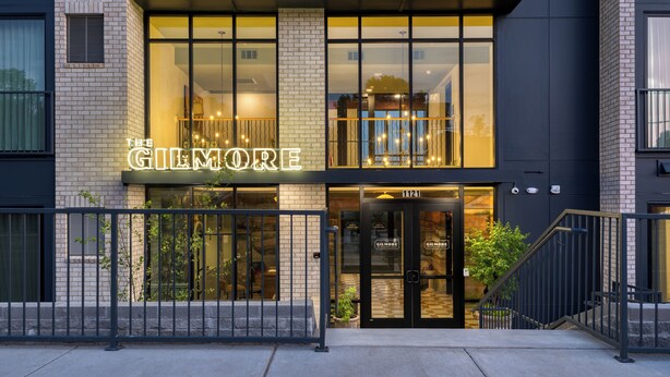 Un edificio moderno con un gran letrero iluminado que dice "The Gilmore".