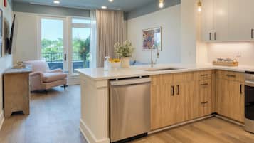 Suite, 1 soverom, balkong | Eget kjøkken | Kjøleskap, mikrobølgeovn og ovn