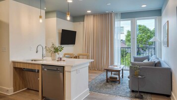 Suite, 1 habitación, accesible en silla de ruedas | Cocina privada | Frigorífico grande, microondas y horno