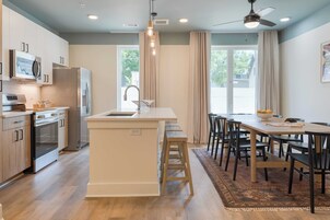 Suite, 3 habitaciones | Cocina privada | Frigorífico grande, microondas y horno