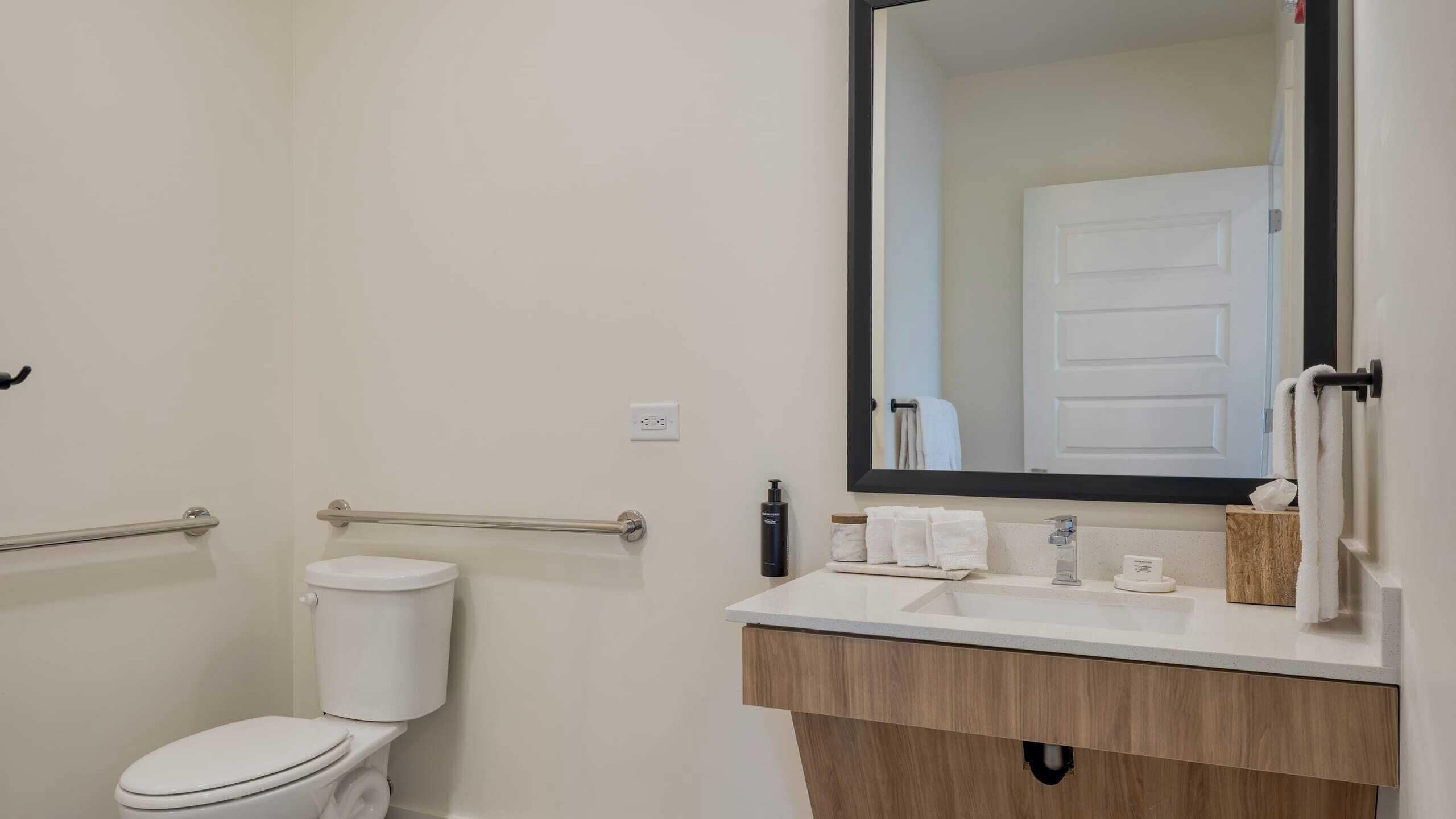 Suite, 1 habitación, acceso para personas con movilidad reducida | Baño | Secadora de cabello, batas, toallas, jabón 