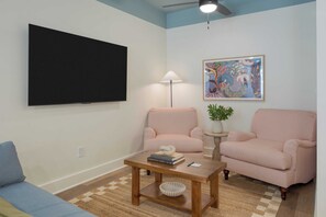 Svit - 3 sovrum | Vardagsrum | 55-tums smart-tv med satellitkanaler, Netflix och Hulu