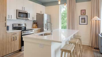 Suite, 4 chambres, balcon | Cuisine privée | Grand réfrigérateur, micro-ondes, four