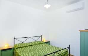 2 bedrooms, travel cot, free WiFi