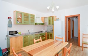 Fridge, microwave, stovetop, cookware/dishes/utensils