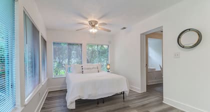 Charming Cottage in Historic Summerville! 2-Bed 2-Bath Walk to shopping/dining!