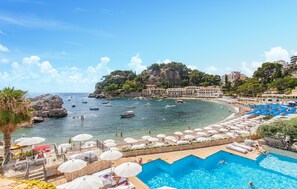 A coastal resort with a swimming pool, beach, and boats in the water. - Gorgeous apartment in Trappitello with WiFi (Trappitello)