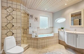 Shower - Amazing home in Højslev with sauna (Højslev)