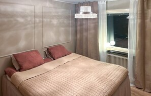 2 bedrooms, travel cot, WiFi