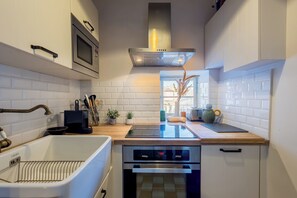 Refrigerador, horno, cafetera/tetera, tostadora