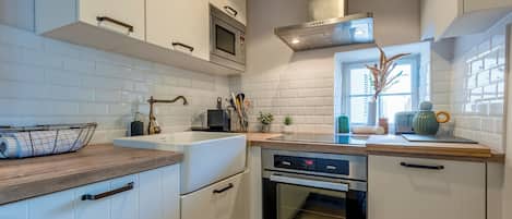 Kühlschrank, Ofen, Wasserkocher mit Kaffee-/Teezubehör, Toaster