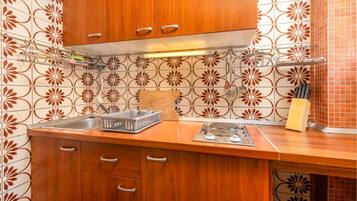 Fridge, stovetop, coffee/tea maker