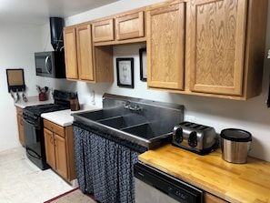 KĂŒhlschrank, Mikrowelle, Ofen, Herdplatte