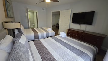 1 Schlafzimmer, Schreibtisch, Bügeleisen/Bügelbrett, Reisekinderbett