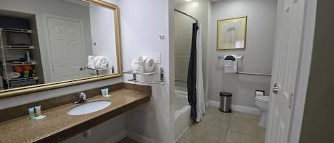 Sèche-cheveux, serviettes fournies, savon, shampoing